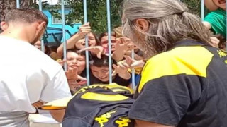 Ανάρπαστες οι φανέλες του Άρη από μαθητές σχολείου (video)