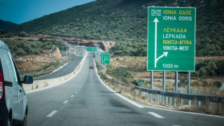 Απίστευτο: Οδηγός ξέχασε τη γυναίκα του στις… τουαλέτες της Ιονίας οδού