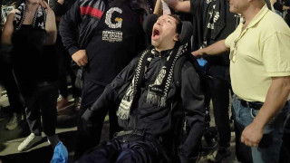 Συγκλονιστικό: Ο Δημήτρης που στήριξε η οικογένεια Βιεϊρίνια πανηγύρισε στον Λευκό Πύργο τον τίτλο του ΠΑΟΚ (pic)