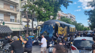 Αποθέωσαν την αποστολή οι οπαδοί του Άρη ζητώντας «Κύπελλο στον Πύργο τον Λευκό» - Μπλόκο από αστυνομία