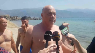 «Δροσερός» ο Αχιλλέας Μπέος επιθεώρησε με μαγιό παραλία στον Βόλο!