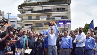 Κυριάκος Μητσοτάκης: Στο Αγρίνιο για... μπάσκετ- Τι δώρο του έκαναν (vid)