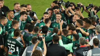 Ο μικρός Γιαννάκης σήκωσε το τρόπαιο μαζί με Ιωαννίδη και Μπακασέτα (vid)