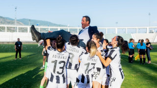 Στο μνημείο των «αετόπουλων» οι γυναίκες του ΠΑΟΚ μαζί με το Κύπελλο