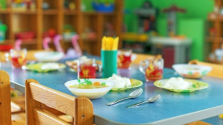 Λαμία: Νέες καταγγελίες για τα χαλασμένα γεύματα – Κατσαρίδα σε σάντουιτς και μουχλιασμένα ψωμιά