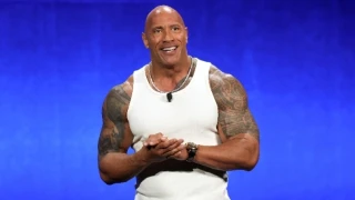 Ο Ντουέιν Τζόνσον με μαλλιά και χωρίς τατουάζ στον νέο του ρόλο