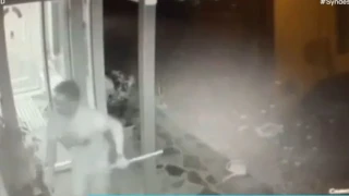 Θεσσαλονίκη: Ιδιοκτήτης μονοκατοικίας έδιωξε κλέφτες με σκούπα (vid)