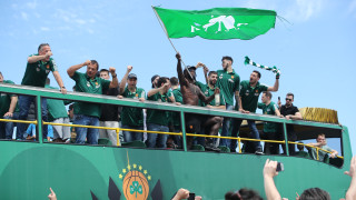 Παναθηναϊκός-Ατέλειωτο γλέντι στο πούλμαν: Λεσόρ με μπουκάλι ουίσκι, Χουάντσο με καπνογόνο και οι γροθιές του Αταμάν