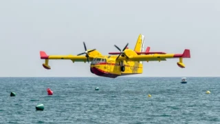 Πανικός στη Χαλκιδική: Καναντέρ έριξε τόνους νερού στα κεφάλια τους