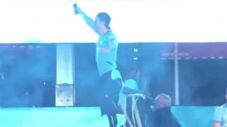 Ο Γκρίλις παραλίγο να πέσει από το πούλμαν της φιέστας της Σίτι! (vid)