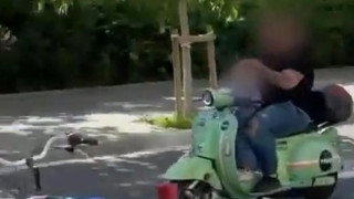 Βίντεο σοκ: Οδηγεί μηχανάκι με ανήλικο, χωρίς κράνος και μιλάει στο κινητό! (vid)