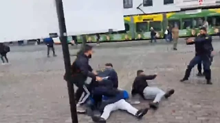 Βίντεο-σοκ: Άγρια επίθεση με μαχαίρι σε ακροδεξιό πολιτικό