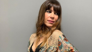 «Ανέγγιχτη» από τον χρόνο η Μυρτώ Αλικάκη: Πόζαρε με μαγιό στα 52 της και το κορμί της δείχνει για 22