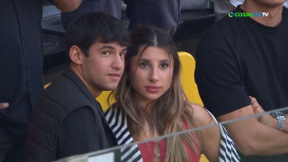 Τελικός Conference League: Η κάμερα «τσάκωσε» νεαρό ζευγάρι να φιλιέται και η κοπέλα... κρυβόταν (vid)