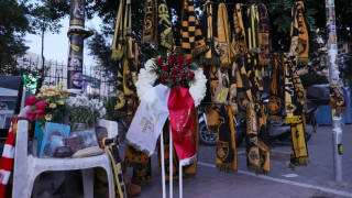 Κατέθεσαν στεφάνι στο μνημείο του Κατσούρη οι οπαδοί του Ολυμπιακού