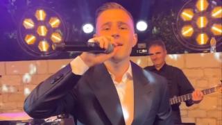 Βγαλμένος από το... Ελλάδα έχεις ταλέντο ο Πέλκας στον γάμο του Κουλούρη!