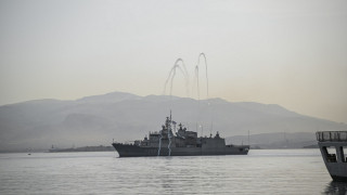 Επιχείρηση «Ασπίδες»: Πανηγυρική υποδοχή με βεγγαλικά στην φρεγάτα «Ύδρα» (pics)