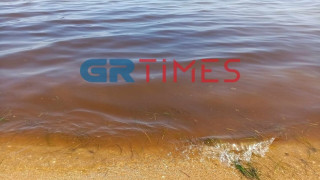 Θεσσαλονίκη: Κόκκινο χρώμα στα νερά του Θερμαϊκού-Πού οφείλεται το φαινόμενο