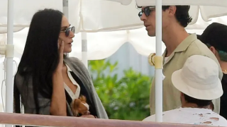 Demi Moore: Νέο φλογερό ειδύλλιο με γνωστό τραγουδιστή για την 61χρονη σταρ