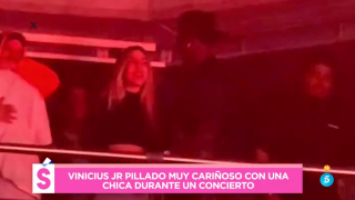 Βινίσιους: Αυτή είναι η τραγουδίστρια που του... πήρε τα μυαλά (pics)