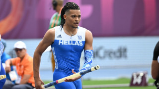 Καραλής: «Για κάποια παιδιά στο σχολείο εγώ και η αδερφή μου ήμασταν απλώς τα μαυράκια»