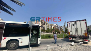 Θεσσαλονίκη: Σέρβος «δίπλωσε» νταλίκα και διέλυσε την Πλατεία Αγίας Σοφίας!