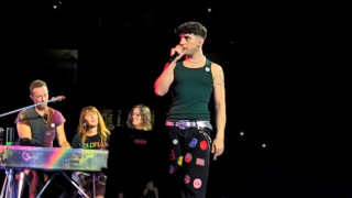 ZAF: Ποιος είναι ο καλλιτέχνης που τραγούδησε στο live των Coldplay