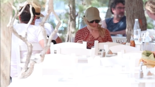 Ξετρελάθηκε με την ελληνική κουζίνα η Κάιλι Μινόγκ