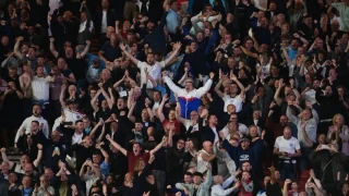 UEFA: Τιμώρησε τη Σερβία για ρατσιστική συμπεριφορά των οπαδών της