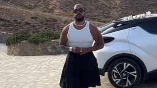 Στη Μύκονο με φούστα και πέρλες o Slimane