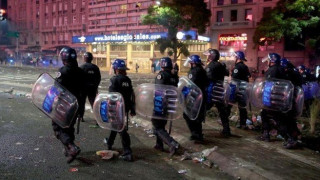 Άγριο ξύλο και συμπλοκές ανάμεσα σε οπαδούς στην Αργεντινή (video)