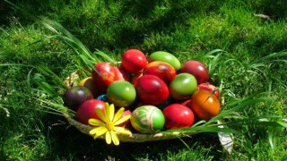 Πάσχα 2016: Βάψτε αυγά με υλικά που υπάρχουν ήδη στην κουζίνα σας