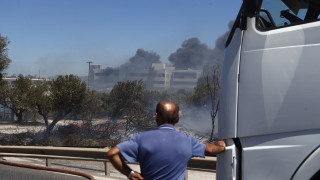 Ανεξέλεγκτη η φωτιά στη Βάρης-Κορωπίου: Στις αυλές των σπιτιών οι φλόγες