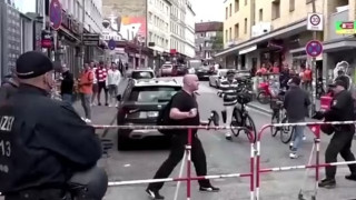 Euro 2024 - VIDEO: Η στιγμή που αστυνομικοί πυροβόλησαν άνδρα με τσεκούρι πριν το Ολλανδία - Πολωνία