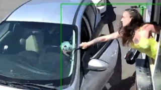 Ο καφές τού βγήκε ξινός- Τον πέταξε σε εργαζόμενη και εκείνη του έσπασε το παρμπρίζ (vid)