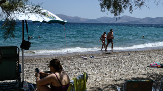 «Βούλιαξαν» από λουόμενους οι παραλίες σε Χαλκιδική και Αττική