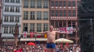 Euro 2024: «Τρέλαμενοι» οι Άγγλοι- Οπαδός έκανε βουτιά σε συντριβάνι