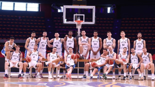 Ο Αντετοκούνμπο παρουσίασε τη φανέλα της Εθνικής- Οι δύο λέξεις που προστέθηκαν