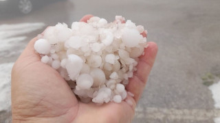 «Άσπρισαν» από το χαλάζι τα ορεινά Τρικάλων