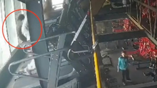 Βίντεο-σοκ: Γυναίκα σκόνταψε στον διάδρομο γυμναστηρίου και έπεσε από τον 3ο όροφο!