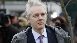 Τζούλιαν Ασάνζ: Ελεύθερος ο ιδρυτής του WikiLeaks - Δέχθηκε την ομολογία ενοχής