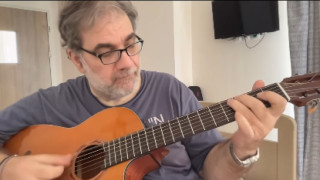 Συγκινεί ο Δημήτρης Σταρόβας: Έπιασε ξανά την κιθάρα του μετά το εγκεφαλικό