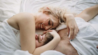 6 λόγοι για να βάλετε το πρωινό σεξ στη ζωή σας