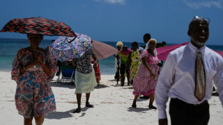 Tυφώνας Μπέριλ: Πλησιάζει απειλητικά την Καραϊβική - Πολίτες στα καταφύγια, ουρές στα μάρκετ