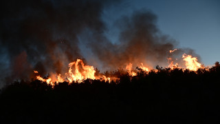 Ανεξέλεγκτη η πυρκαγιά στο Δίστομο - Η εικόνα σε Κερατέα και Σταμάτα