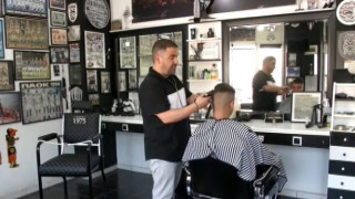 «Ασπρόμαυρο το κουρείο μας αλλά όλοι οι φίλαθλοι είναι ευπρόσδεκτοι»