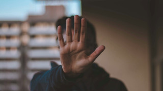 Πάτρα: Θύμα ξυλοδαρμού επί 20ετίας και η μητέρα του 15χρονου