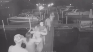 Πέταξαν σερβιτόρα σε λίμνη επειδή τους ζήτησε να πληρώσουν!