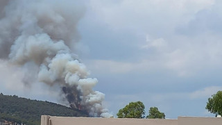 Γλυκά Νερά: Μεγάλη φωτιά στους πρόποδες του Υμηττού