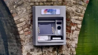 ΑΤΜ εμφανίστηκε στη μέση του πουθενά: Άναυδοι οι ντόπιοι!